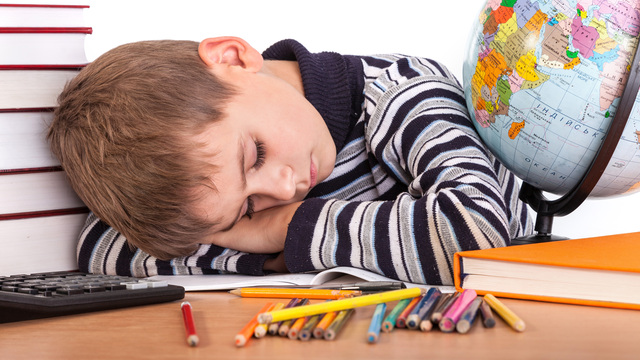 “Okul Yok” Tuzağına Düşmeyin: Tatilde Uyku Düzenini Korumak Neden Önemli?